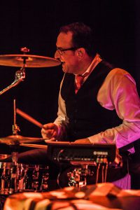 Léon Schuld - drums